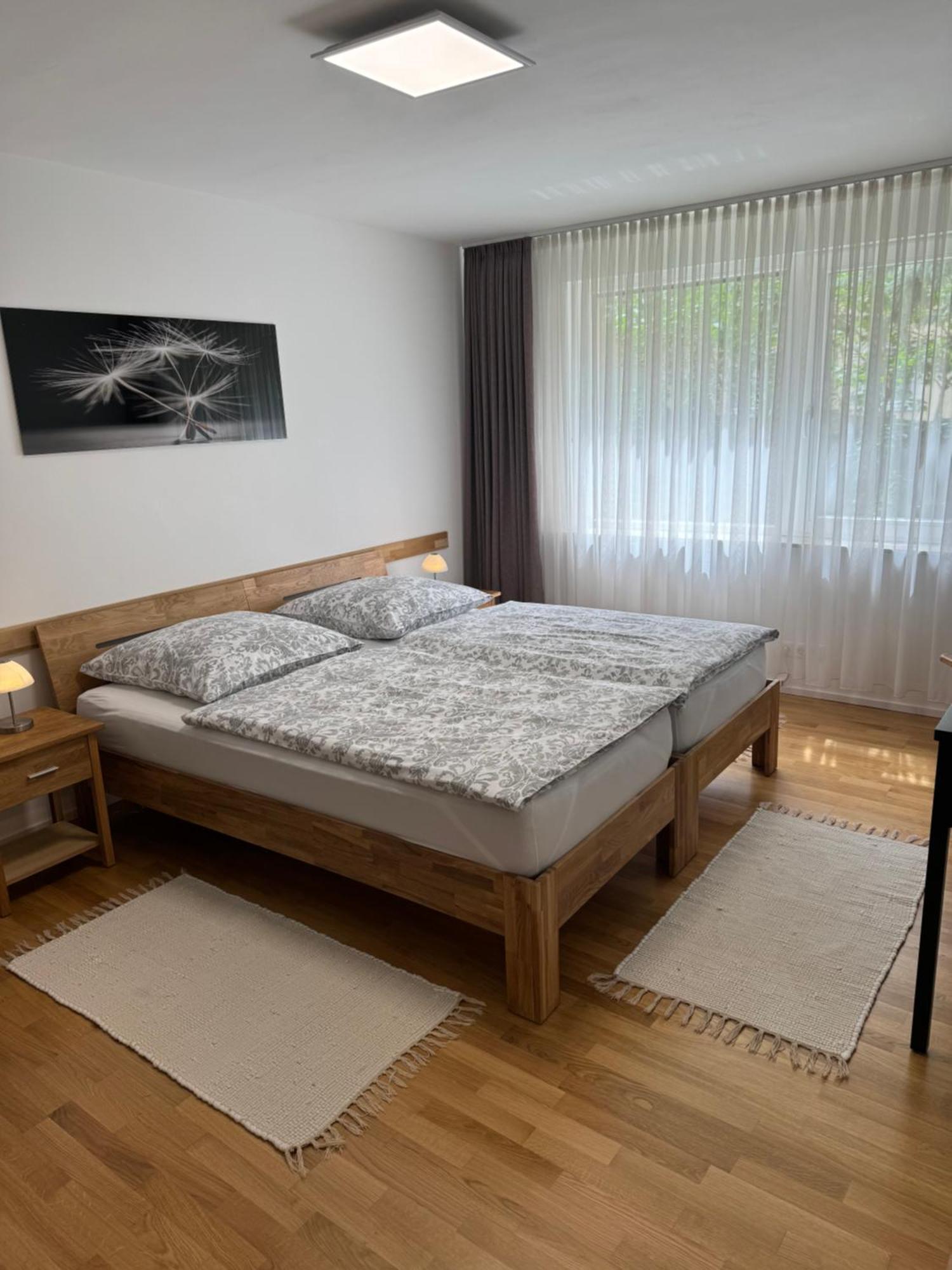 Stadtmitte Wuerzburg, Kueche, Balkon. *